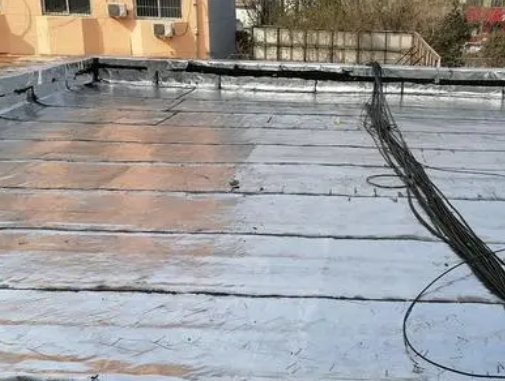 石嘴山卫生间漏水维修公司分享下石嘴山屋面楼顶防水刚性防水层施工要点。